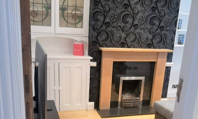 Bensham Manor House | Inviting 4-Bed House with Garden & Parking, Perfect for Families