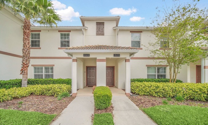 Davenport House | Inviting 4-Bed Town Home with Splash Pool & Family Amenities