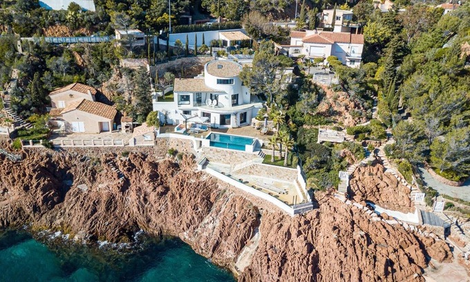 Antheor Villa | Beautiful 4 Bedrooms Villa With Pool And Garden - Waterfont