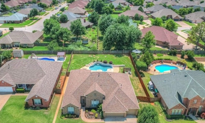Wheatland House | Beautiful 4 bedroom 3 bath-POOL- sleeps 8 montly rates available