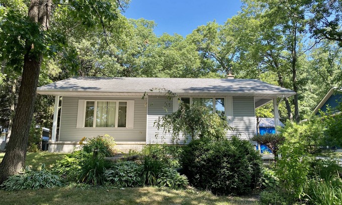 Grand Bend Cottage | Inviting 4 Bedroom Cottage Steps from the Pinery!