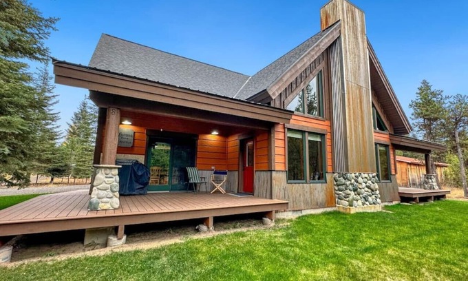 Donnelly Cabin | Pet-Friendly 4 Bedroom Cabin Near Cascade Lake & Tamarack