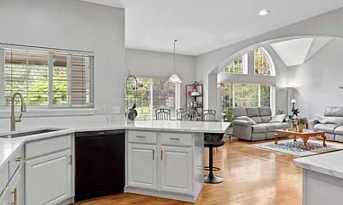 Thornton House | Beautiful 4 bedroom home-room to spread out!