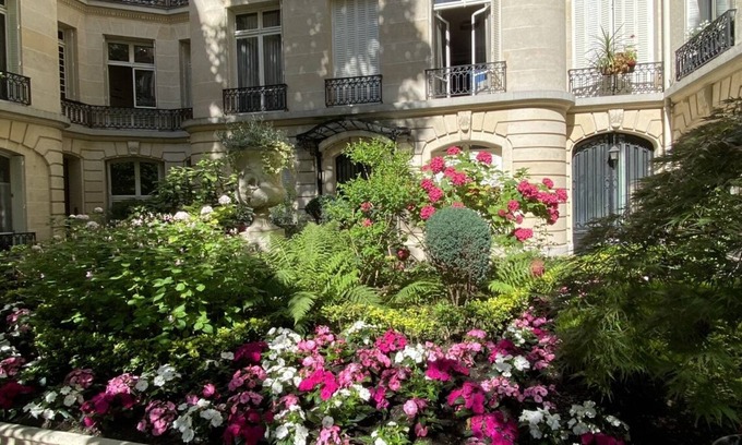17th Arrondissement Apartment | Elegant 4PP Near Parc Monceau with Spa and Pet-Friendly Perks