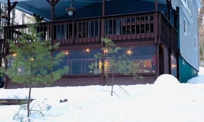 White Mills House | Idyllic Lakefront Chalet: Perfect for Year-Round Getaways