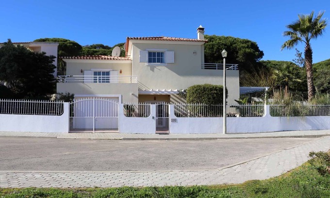 Retur Villa | Premier 5-Bed Villa with Private Pool Near the Beach