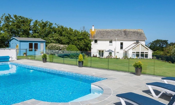 Trelights House | Cozy 5-Bed House with Pool & Pet-Friendly in Port Isaac