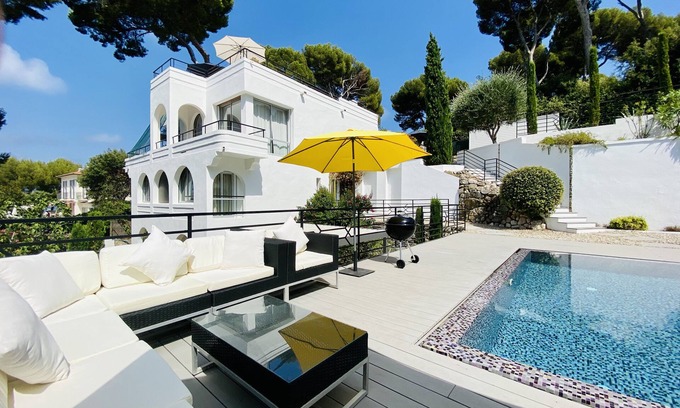 Cap-d'Antibes Villa | Elegant Villa on Cap D’Antibes with Breathtaking Sea View
