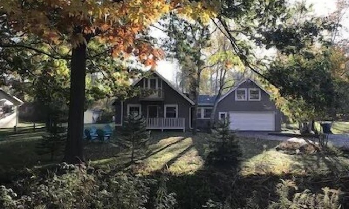 Pentwater House | Inviting 5-Bedroom Cottage Steps from Bass Lake