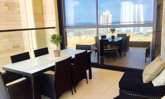 Netanya Apartment | Elegant 5 Rooms in Prime Oceanfront Building with Pool