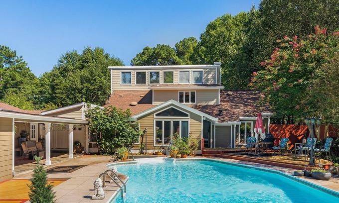 Cartersville House | Inviting 5bd Home with Pool Near LakePoint Sports Retreat