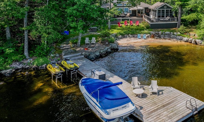 Muskoka Lakes Cottage | Inviting 6-Bed Retreat on Lake Muskoka with Sandy Beach