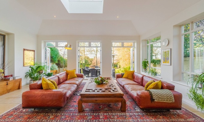 Lower Shiplake House | Idyllic 6-Bedroom Countryside Retreat with Scenic Walks