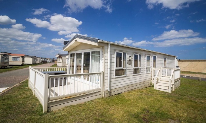 Lowestoft House | Cozy 6 Berth Caravan Steps from the Beach in Suffolk