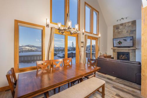 Wildernest House | Spacious 7-Bedroom Retreat with Hot Tub & Panoramic Views