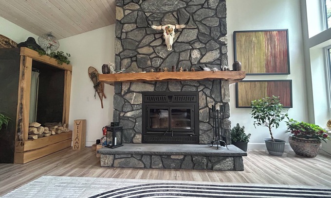 Brokenhead Apartment | Beautiful 7 Bedroom Home w/AC + 3 bedroom Barn (For extra fee)
