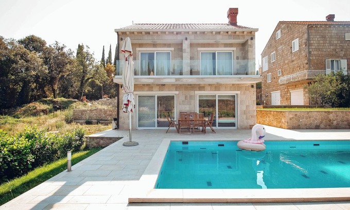 Komaji House | Beautiful 8 bedroom Villa with private swimming pool. Free parking.