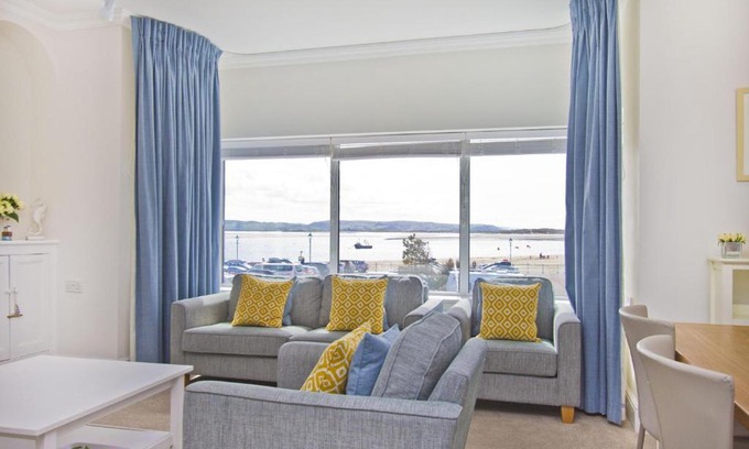 Aberdovey Apartment | Seafront Apartment 2 in Aberdovey - Rated 9/10 by Guests