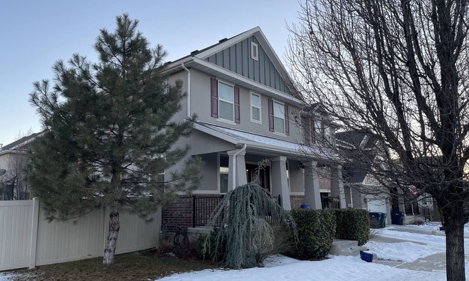 Sandy House | Immaculate Sandy Home Near Trax Station - Rated 9.8/10