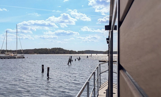 Blankaholm Boat Rental | Cozy Houseboat Retreat with Ocean Views near Blankaholm