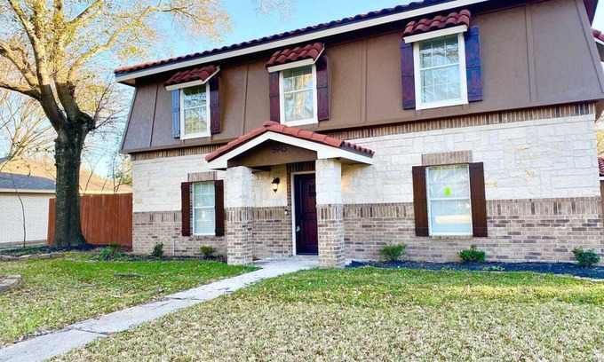 Westbury House | Convenient Ranch Style Home with Family-Friendly Amenities
