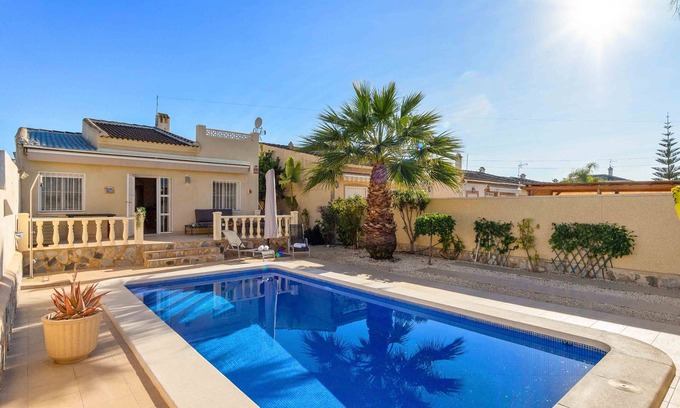 El Chaparral Ski Chalet | Cozy Villa with Private Pool in El Chaparral, Torre