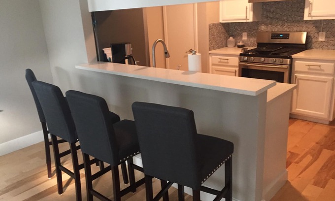Govalle House | Cozy Home Near Downtown with Breakfast & Family Amenities