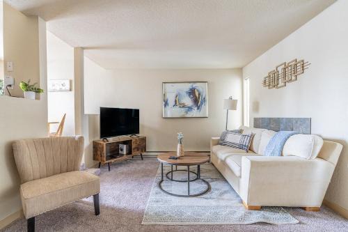 Bitter Lake Apartment | Cozy One Bedroom Apartment Near Greenlake with Pet-Friendly Perks