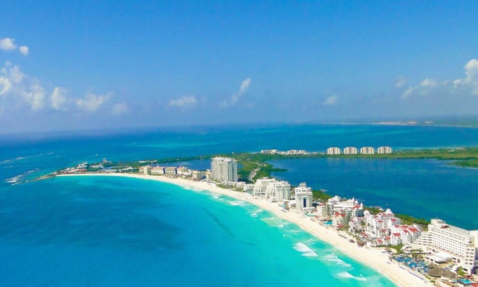 S.M. 57 Apartment | Spacious Oceanfront Apartment with Pool and Spa Amenities