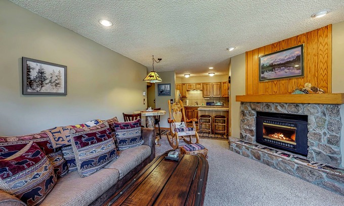 Warrior's Mark Condo | Secluded Mountain Retreat with Spa and Hot Tub Access