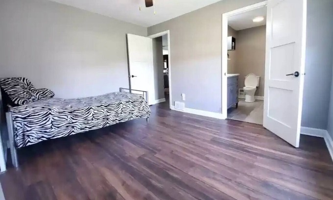 Fox Valley House | Beautiful and Spacious Home in Aurora