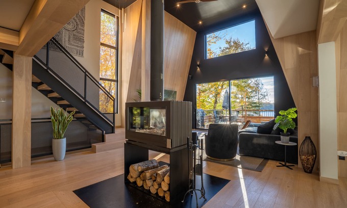 Chertsey Ski Chalet | Unique Quebec Cottage with Spa & Ocean Views: Le chêne blanc