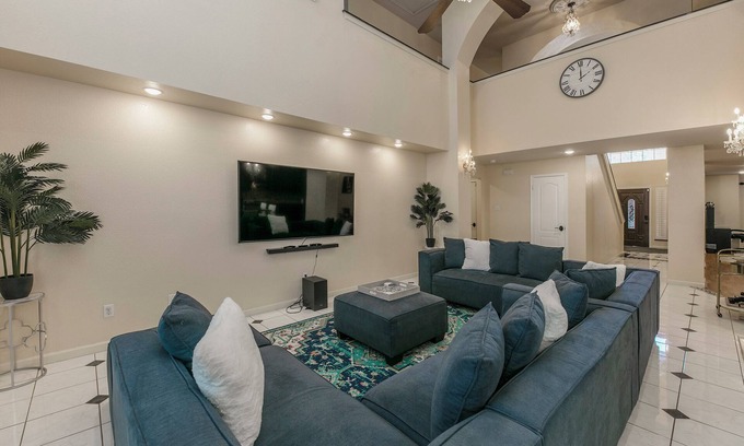 Round Rock House | Spacious 6-Bed Home with Kitchen for ACL Ready Guests