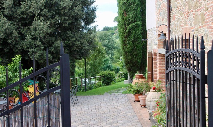 Popoltaio-Schiacciato Villa | Beautiful Villa Apartment for 9 with Pool and WiFi Access