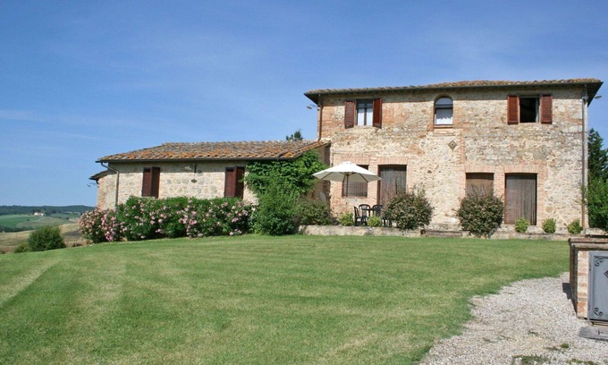 Monteroni d'Arbia Apartment | Ideal Apartment for 4 with Pool and Panoramic Views Near Siena