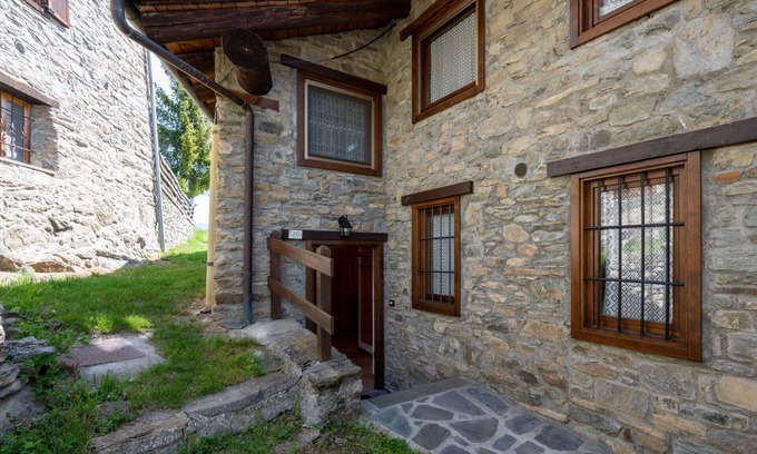 Sarre Apartment | Ideal Apartment for 6 with Balcony Near Aosta - Top Rated!