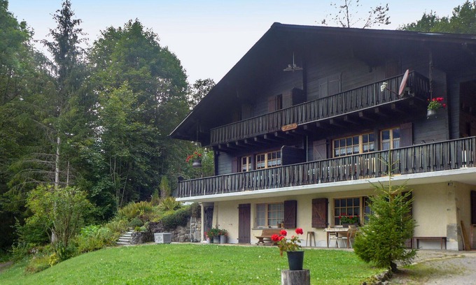 Vers L'Eglise Apartment | Cozy Apartment for 6 with WIFI, Balcony & Parking