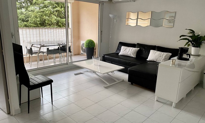 Sanary-sur-Mer Apartment | Inviting Apartment in Secure Residence Close to Downtown