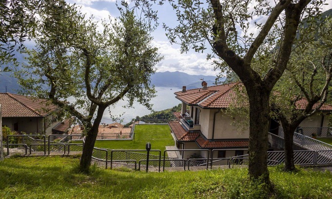 Riva di Solto Apartment | Beautiful apartment for 5 guests with WIFI, hot tub, TV, patio, pets allowed and parking