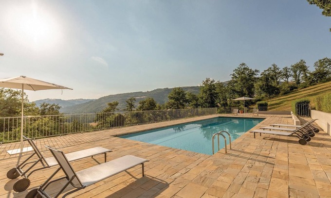 Valfabbrica Apartment | Historic Country House with Pool & Spa, Perfect for Families
