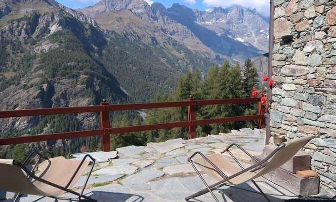 Valtournenche Apartment | Beautiful apartment for 2 guests with patio, pets allowed and parking