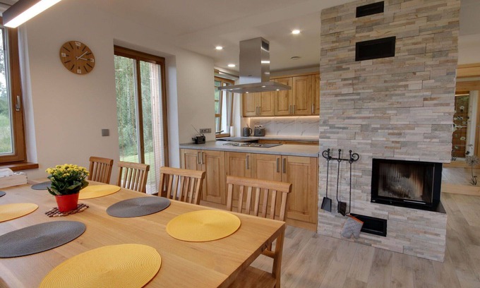 Korenov Apartment | Spacious Apartment for 8 with WIFI, TV & Terrace Access