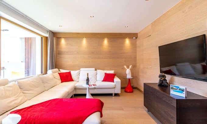 Tignes Apartment | Comfortable Apartment for 8 with Terrace and Lake View