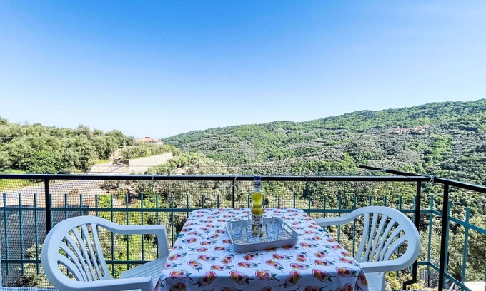 Pietrabruna Apartment | Beautiful apartment for 5 people with WIFI, TV, balcony, pets allowed, panoramic view and parking