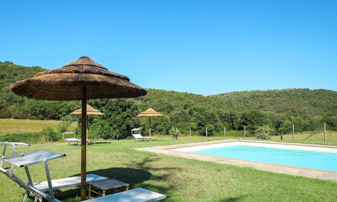 Montorsaio House | Cozy Villa Apartment for 4 with Pool, Parking & Wifi