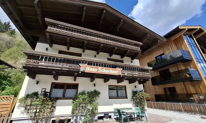 Saalbach-Hinterglemm Apartment | Beautiful apartment for 8 people with WIFI, TV and balcony