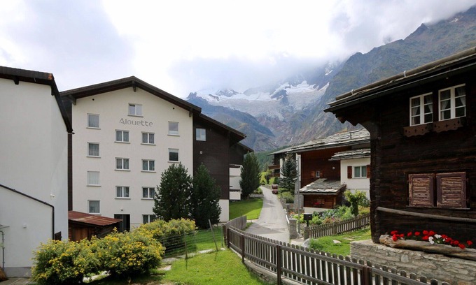 Saas-Fee Apartment | Cozy Apartment for 6 with WIFI, Pets Welcome & Breakfast