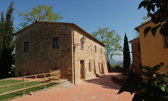 Montaione Apartment | Ideal Apartment for 6 with Pool, Pets Welcome Near San Gimignano