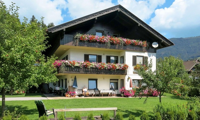 Arriach Apartment | Cozy Apartment for 4 with WiFi, Balcony & Lake View