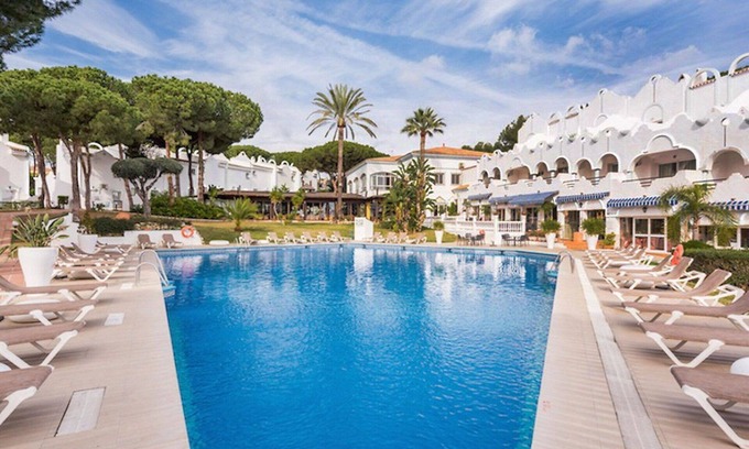 Urbanizacion Hacienda las Chapas Apartment | Delightful Apartment for 5 with Pool and Ocean Views